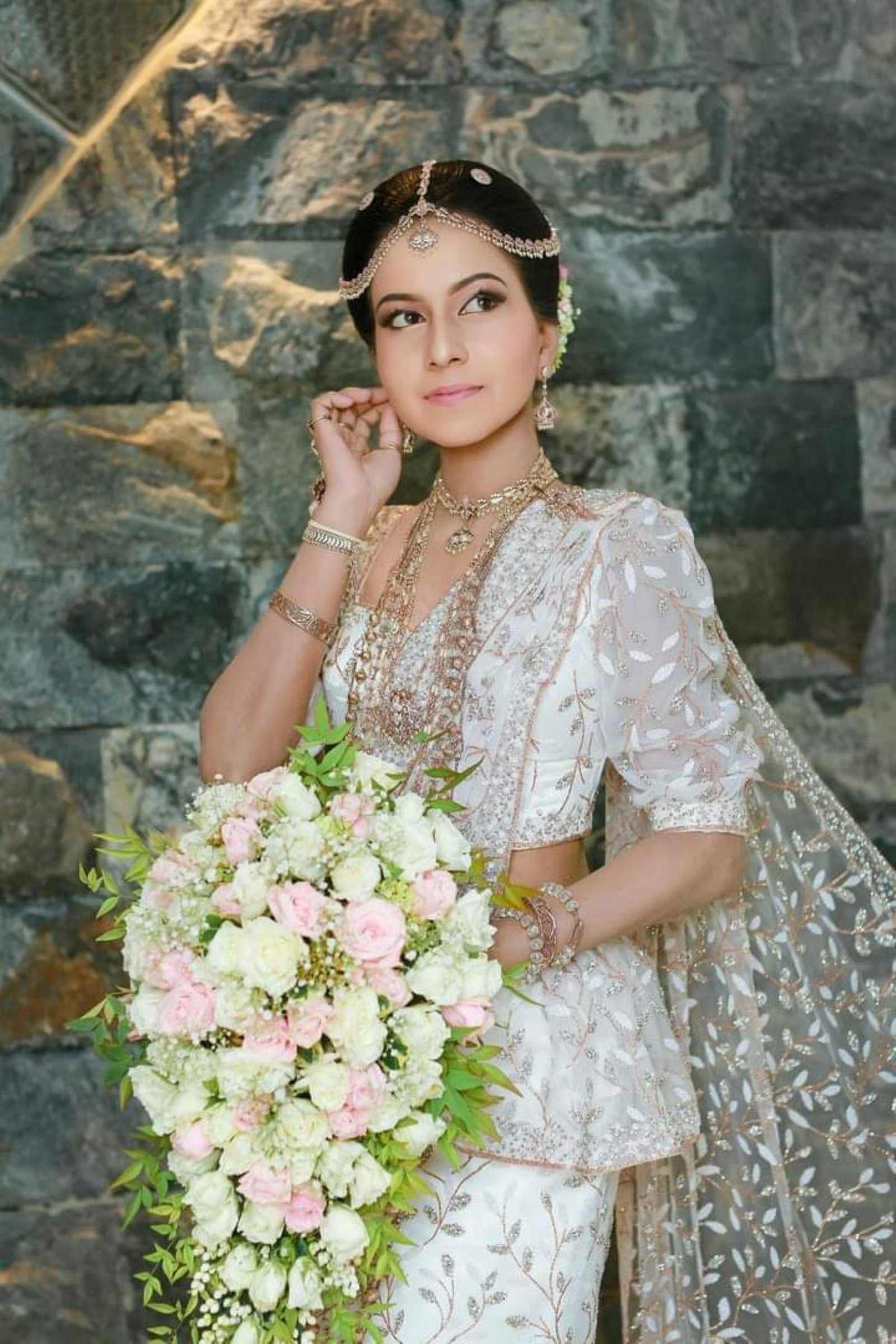 Natural Bridal Posy Flower Mixed Roses Bouquet With Extra Head Dress - Image 4
